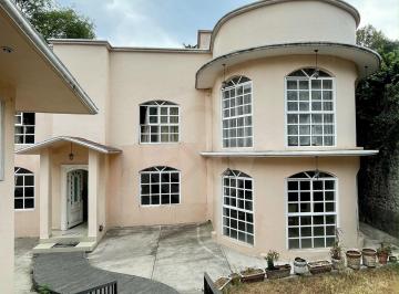 Distribuida en 2 niveles más servicios. · Casa en Venta en Jardines del Ajusco