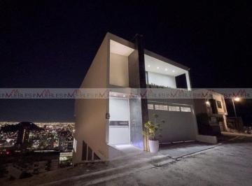 Casa · 350m² · 3 Recámaras · 2 Estacionamientos · Casa en Venta en Lomas de Montecristo