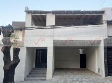 Casa · 420m² · 4 Recámaras · 2 Estacionamientos · Casa en Venta en Ciudad Satélite