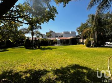 Casa · 400m² · 3 Recámaras · 5 Estacionamientos · Oportunidad Venta de Residencia Como Terreno