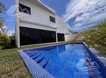 Casa · 393m² · 4 Recámaras · 3 Estacionamientos · Casa en Venta en Lagos del Sol