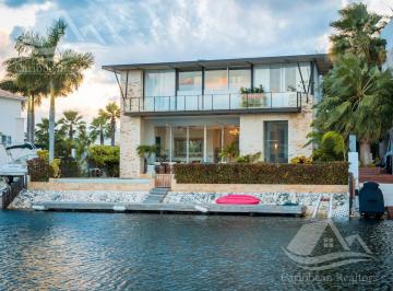 Casa · 637m² · 4 Recámaras · 8 Estacionamientos · Casa en Venta en Puerto Cancun