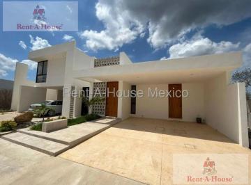Casa · 240m² · 3 Recámaras · 2 Estacionamientos · Casa en Renta en Conkal, Conkal Ma 25 - 2074.