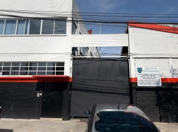 Ingreso a la Bodega · Nave Industrial con Estacionamiento, Baños y Oficinas