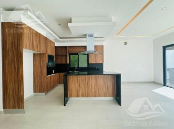 Casa · 291m² · 4 Recámaras · 3 Estacionamientos · Casa en Fraccionamiento Vía Cumbres