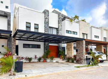 Casa · 160m² · 3 Recámaras · 2 Estacionamientos · Casa en Venta Aqua Cancun