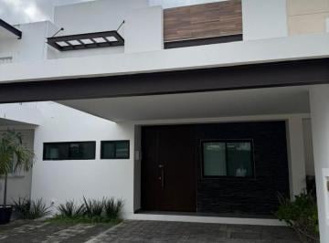Casa · 256m² · 3 Recámaras · 3 Estacionamientos · Casa en Venta en Aqua Cancun
