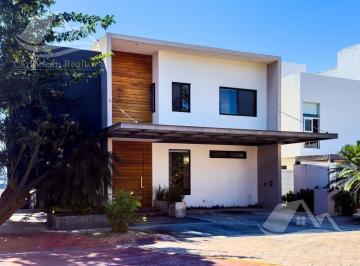 Casa · 350m² · 3 Recámaras · 2 Estacionamientos · Casa en Venta en Cumbres