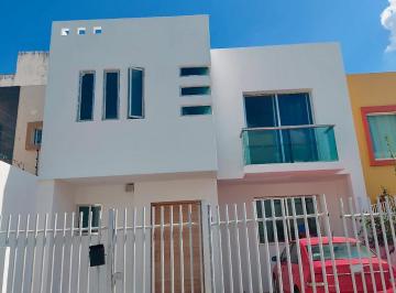 Casa · 260m² · 4 Recámaras · 2 Estacionamientos · Casa Amplia y Remodelada, Excelente Ubicacion / Spacious And Remodeled