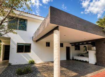 Casa · 300m² · 4 Recámaras · 2 Estacionamientos · Casa Dentro de Residencial Cumbres / Home Inside Of Cumbres