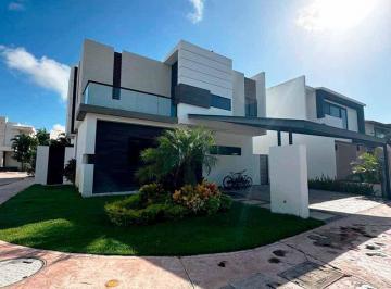 Casa · 314m² · 4 Recámaras · 2 Estacionamientos · Lagos del Sol: Casa en Esquina con Paneles Solares / Corner Lot With Solar Panels