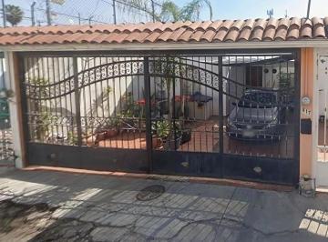 Casa de 3 habitaciones, Guadalajara · Casa Minimalista en Guadalajara en Venta en Excelente Zona con Vias de Acceso Alrededor!