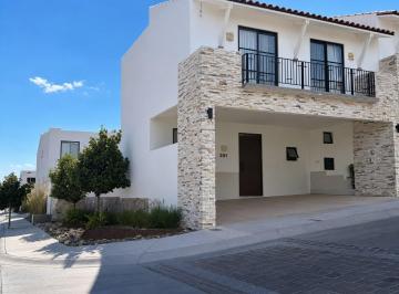 Casa · 245m² · 3 Recámaras · 3 Estacionamientos · Casa Como Nueva Frente a Casa Club en Esquina con Terreno Excedente, Lombardía Clúster 5