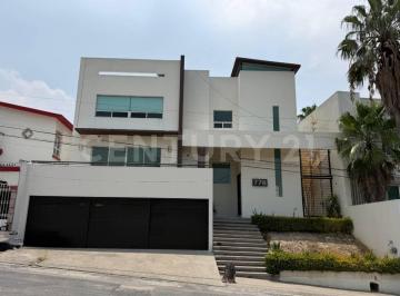 Casa · 388m² · 4 Recámaras · 3 Estacionamientos · Casa en Renta en Contry La Silla