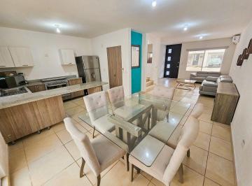 df03043eae161099edfc779207960d05431287294496fe6bb1fb044909161f3f · Casa en Venta con Muebles · 3 Recámaras · Jardines del Sur 4 · Alberca