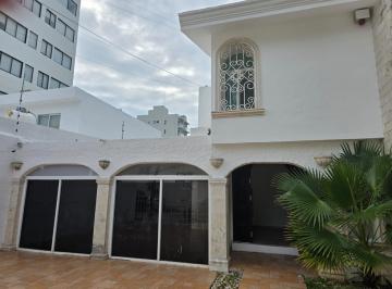 Casa · 240m² · 3 Recámaras · 2 Estacionamientos · Renta de Casa en Av Bonampak, Cancún