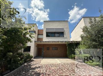 Casa · 250m² · Kl/ Casa en Renta en Bonita Privada Arbolada. con Cuarto de Servicio.