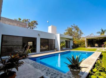 Casa de 3 habitaciones, Xochitepec · Hermosa Casa Sola con Alberca a 5 Min del Zócalo de Chiconcuac en Xochitepec.