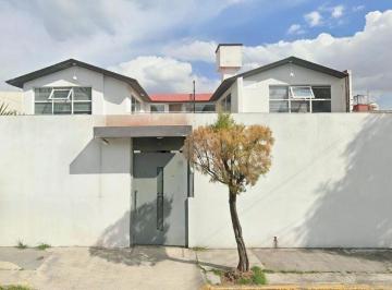 Casa de 4 habitaciones, Toluca · Casa en Venta en Toluca en Zona Urbana con Vias de Acceso Principales y Zona Universitaria