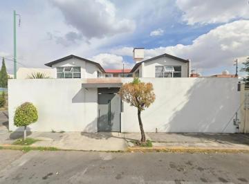Casa de 4 habitaciones, Toluca · Casa en Venta en Toluca en Zona Urbana con Vias de Acceso Principales y Zona Universitaria!