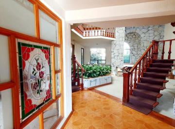 214c019fb391a96f78681a41b61e2e4950f67a7c17d5bfdf603b810c4a51757c · Casa en Venta con Amplio Jardín