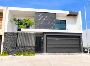 Casa · 330m² · 4 Recámaras · 2 Estacionamientos · Casa con Recámara en Planta Baja y Jardín en Fraccionamiento Las Palmas