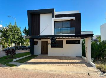 Casa · 254m² · 4 Recámaras · 2 Estacionamientos · Casa en Cancún Centro