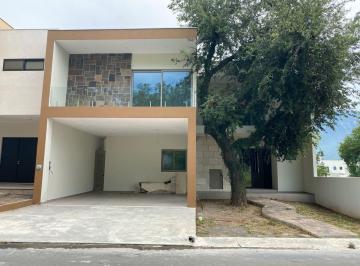 Casa · 442m² · 3 Recámaras · 2 Estacionamientos · Casa en Venta Patio Amplio El Uro Carretera Nacional Monterrey