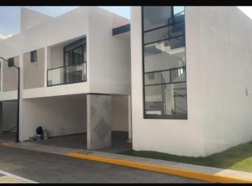 Casa · 256m² · 3 Recámaras · 3 Estacionamientos · Ultima Casa Nueva en Residencial a Solo 5 Minutos de Tollocan en Excelente Precio Vigilancia 24/7