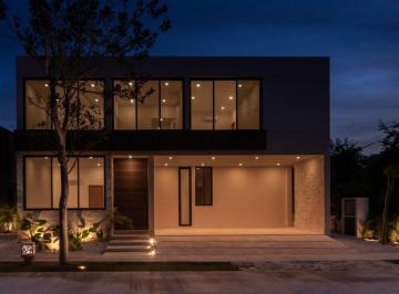 Casa de 4 habitaciones, Mérida · Casa Frente Al Parque en Venta en Yucatán Country Club