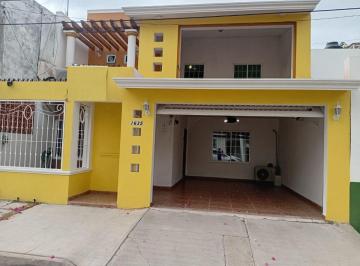 Casa de 4 habitaciones, Culiacán · Casa Amplia en Col. Universitarios a 2 Calles de C. U.