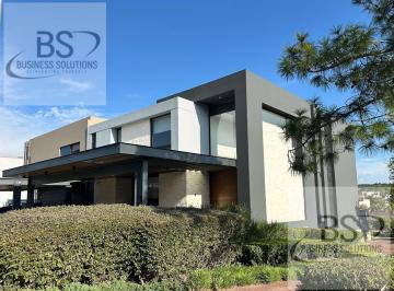 Casa · 365m² · 3 Recámaras · 4 Estacionamientos · Kl/ Hermosa Casa en Renta con Amplios Espacios, en Esquina