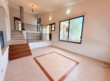 Casa de 3 habitaciones, Querétaro · Casa Multiniveles con 3 Recámaras, Cuarto de Servicio, Estudio - Loma Dorada. Renta