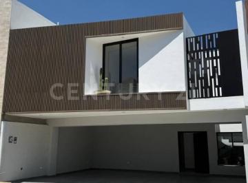 Casa · 405m² · 4 Recámaras · 3 Estacionamientos · Casa en Venta en Mitica Residencial