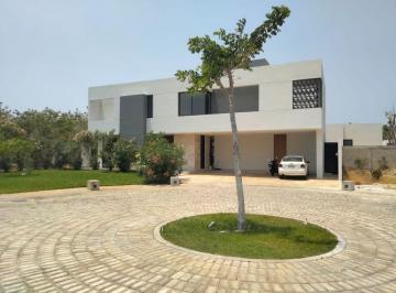 Casa · 336m² · 6 Recámaras · 3 Estacionamientos · Casa en Temozón Norte