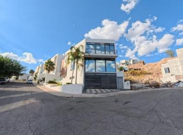 Casa · 428m² · 3 Recámaras · 2 Estacionamientos · Se Vende Casa en Fraccionamiento Cumbres de San Francisco