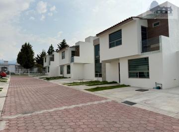 Casa · 230m² · 4 Recámaras · 5 Estacionamientos · Casa en Venta en Cacalomacán en Toluca Estado de México