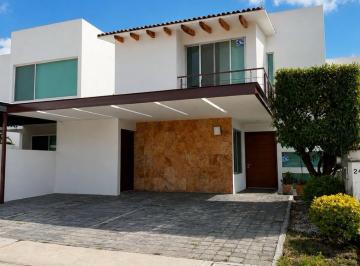 Casa · 3 Recámaras · 3 Estacionamientos · Casa - Fraccionamiento Cumbres del Lago