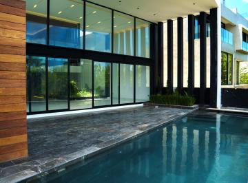 Villa · 1120m² · 4 Recámaras · 8 Estacionamientos · Villa en Puerto Cancún