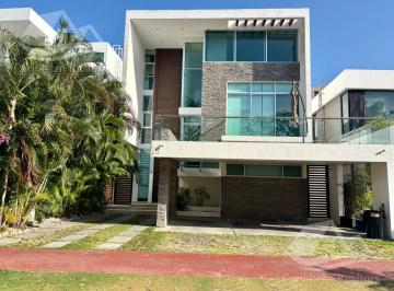 Casa · 449m² · 5 Recámaras · 4 Estacionamientos · Casa en Venta en Cumbres