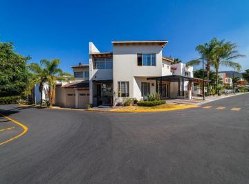 Casa · 500m² · 3 Recámaras · 6 Estacionamientos · Casa con Alberca en Venta en Centro Sur, Querétaro