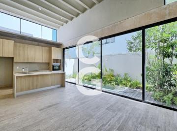 Casa · 127m² · 2 Recámaras · 2 Estacionamientos · Casa en Venta en Cancún en Residencial Vía Cumbres con Alberca