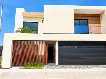 Casa · 330m² · 4 Recámaras · 2 Estacionamientos · Casa con Jardín en Venta en Fraccionamiento Las Palmas, Medellín