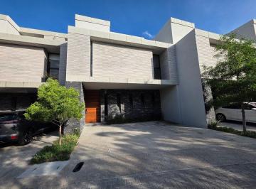 f41a250452bde65a2553bd086e0a0d7bbf5379c15c3c776a80fb164427cc2319 · Casa en Renta en Altos de Juriquilla | Condominio Quiana | Roof Garden