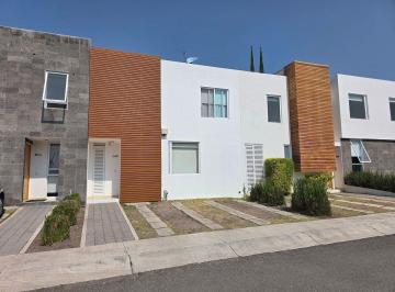 82f054dc51ff51cf8cb42b9b8ecc4e436f7a23f74bc05b580b4cdb8881a5bc8f · Casa en Renta en Juriquilla Santa Fe | Amueblada | 3 Recámaras
