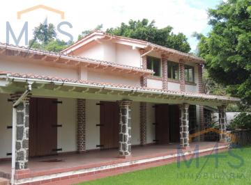 Casa · 305m² · 4 Recámaras · 4 Estacionamientos · Casa en Venta en Tepoztlan.