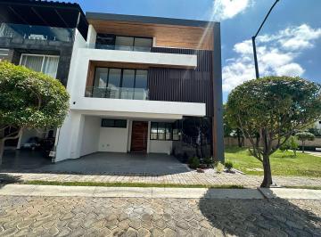 Casa · 300m² · 3 Recámaras · 2 Estacionamientos · Casa en Venta en Parque Chihuahua, Lomas de Angelopolis III