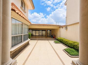 Casa · 463m² · 3 Recámaras · 4 Estacionamientos · Casa en Venta en Bosques del Refugio, Jardín Amplio, Zona Norte, León Gto.