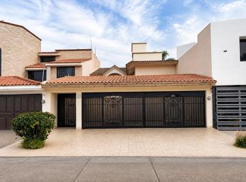 Casa · 350m² · 3 Recámaras · 4 Estacionamientos · Casa en Venta en Bosques del Refugio, Jardín Amplio, Zona Norte, León Gto.