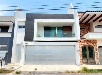 Casa · 342m² · 3 Recámaras · 2 Estacionamientos · Costa de Oro, Casa en Venta de 3 Recámaras con Terraza y Jardín, Junto Al Parque